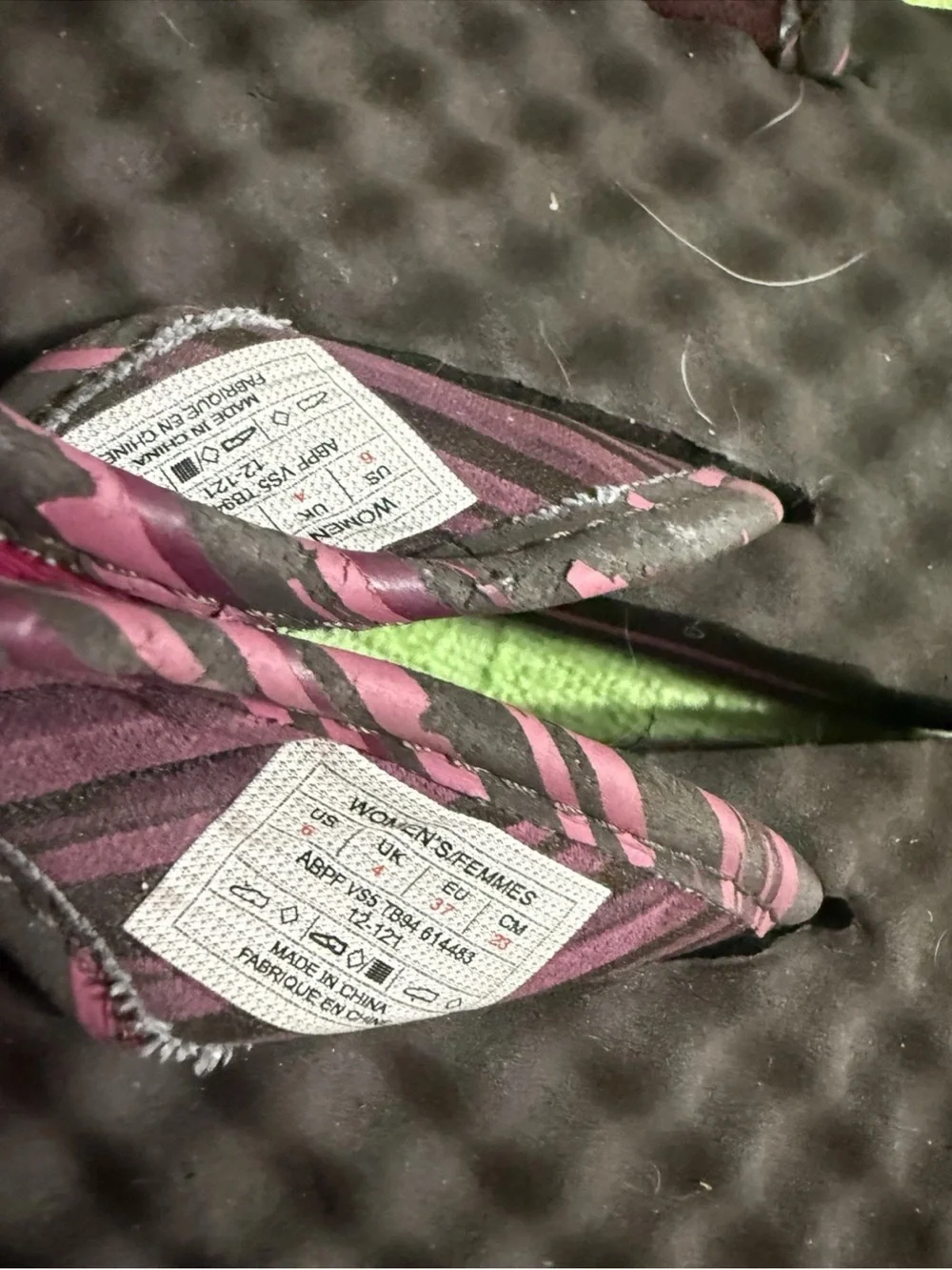 The North Face Women’s Pink Base Camp Flip Flop! Size 6